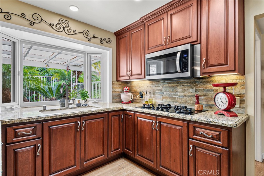 1528 E San Alto Avenue