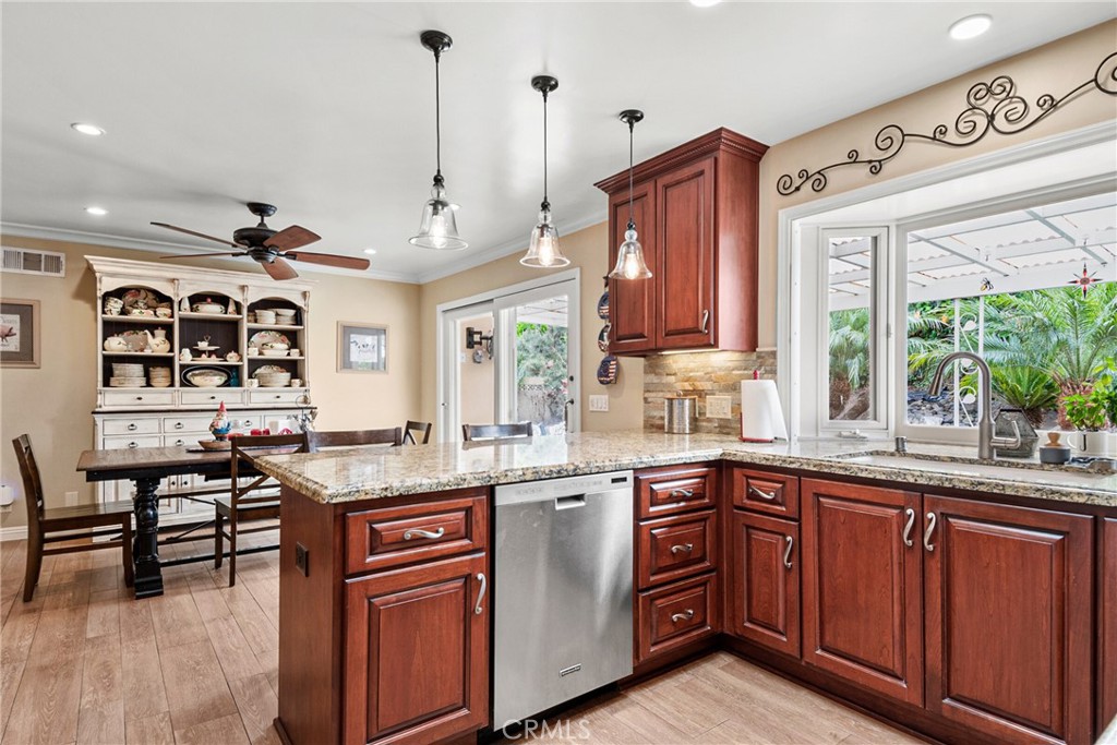 1528 E San Alto Avenue