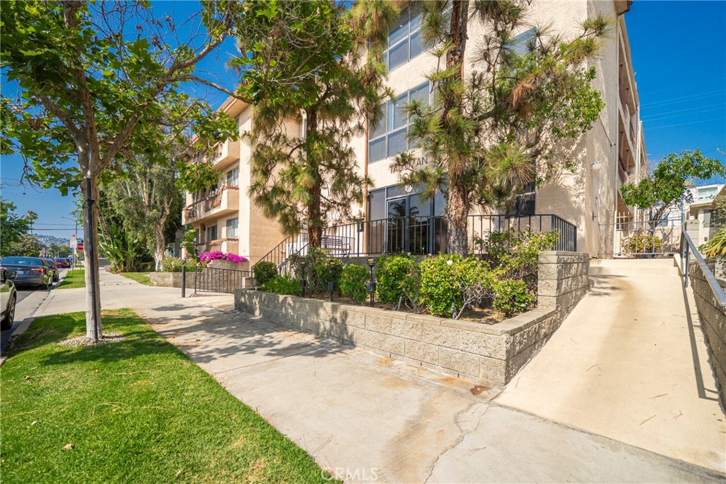 104 S Hayworth Avenue 204