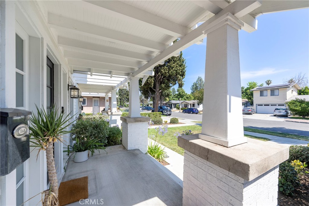 341 W Whiting Avenue