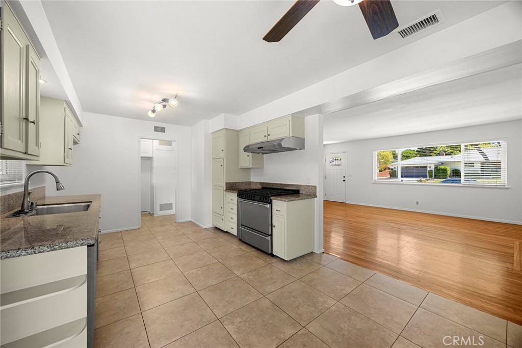 2825 Woodbine Avenue