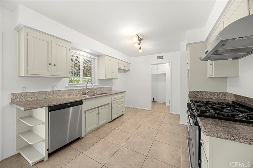 2825 Woodbine Avenue