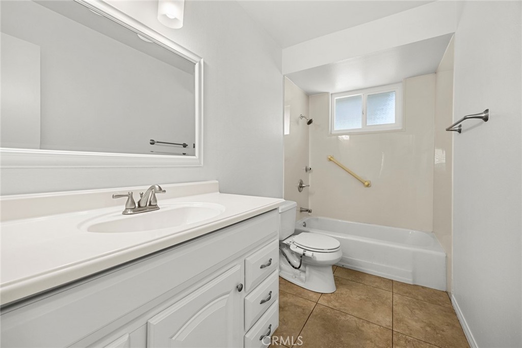 2825 Woodbine Avenue