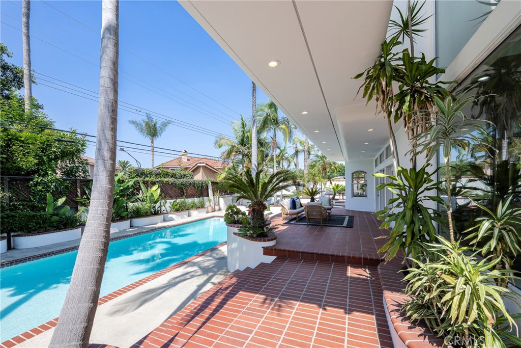 755 E Sunny Hills Rd