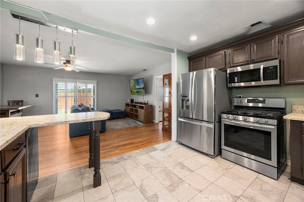 719 W Roberta Avenue