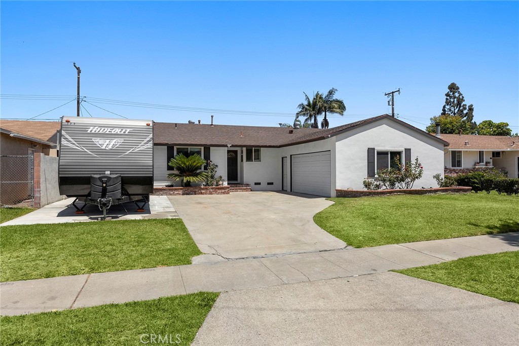 719 W Roberta Avenue