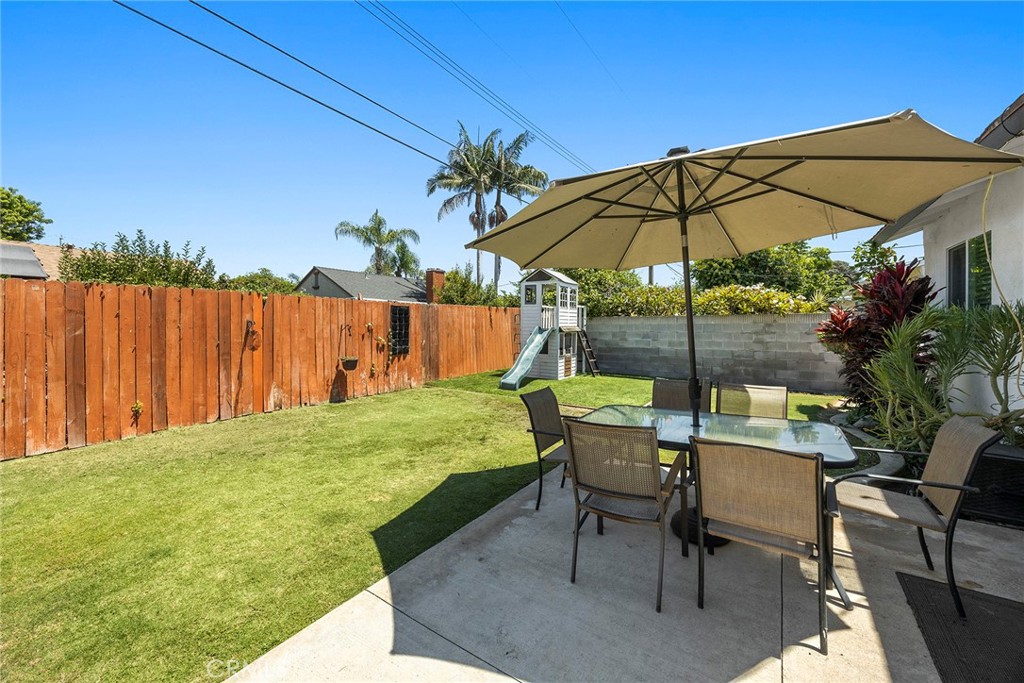 719 W Roberta Avenue