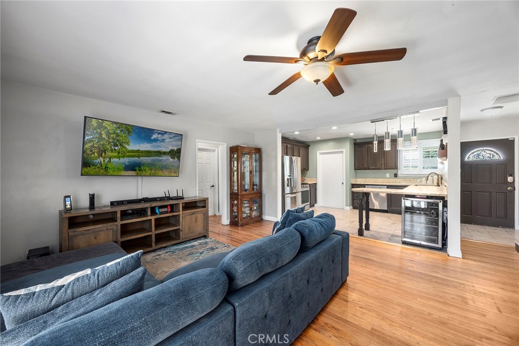 719 W Roberta Avenue