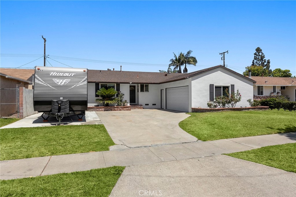 719 W Roberta Avenue