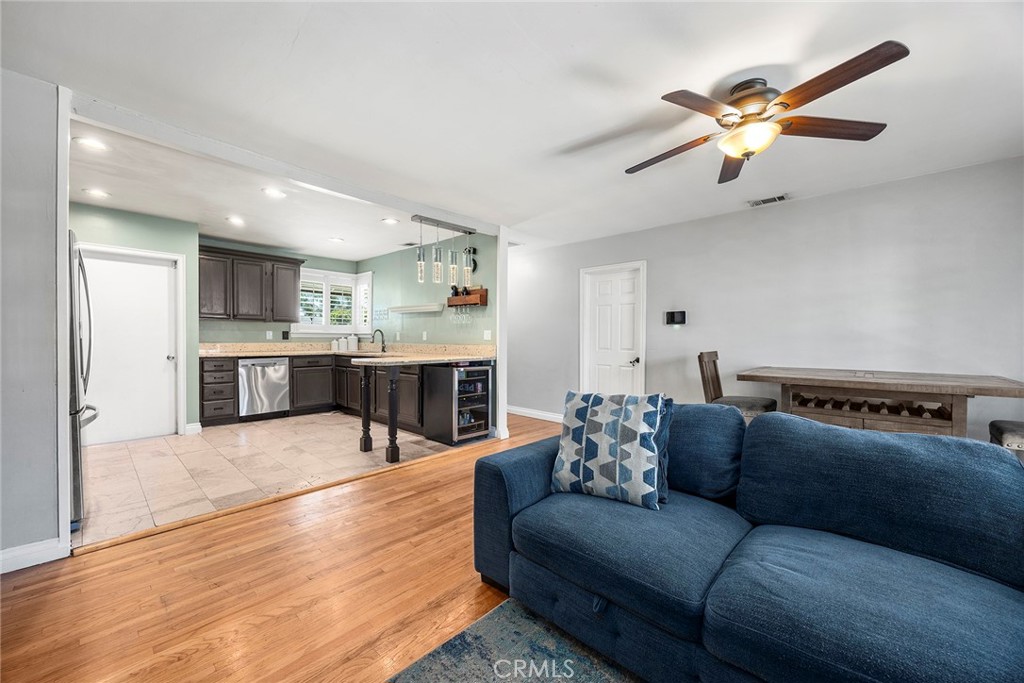 719 W Roberta Avenue