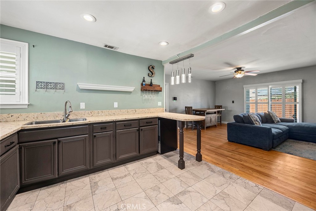 719 W Roberta Avenue