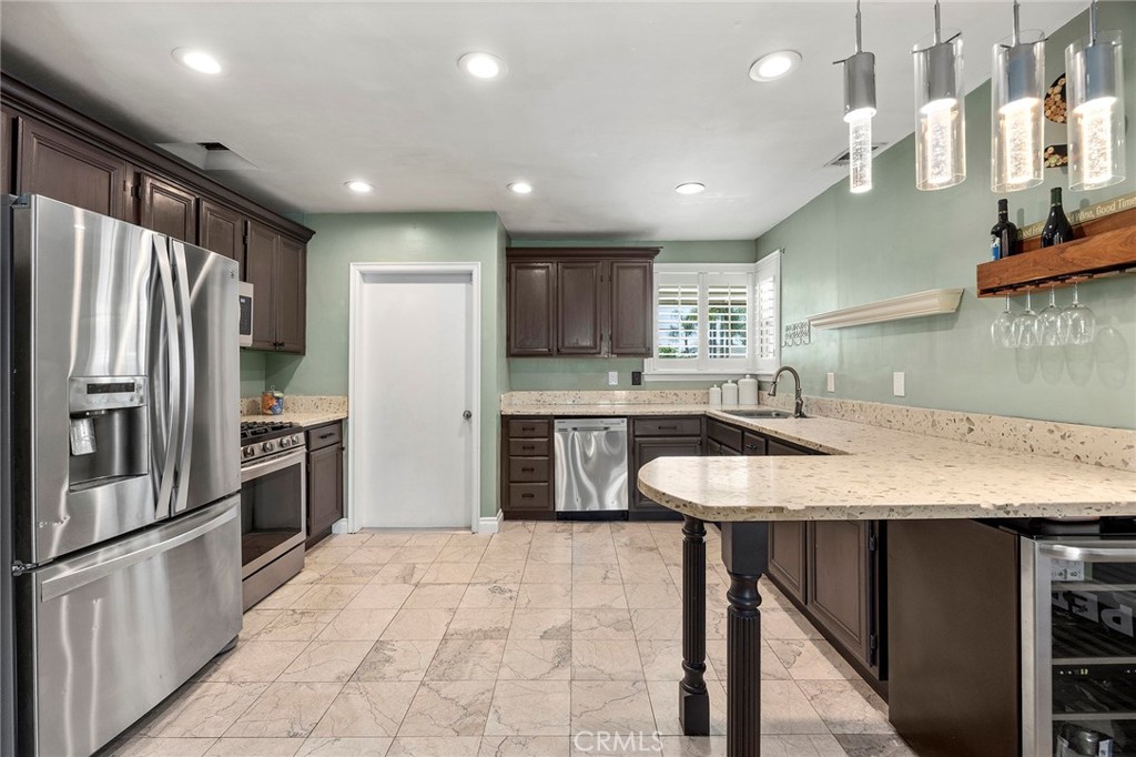 719 W Roberta Avenue