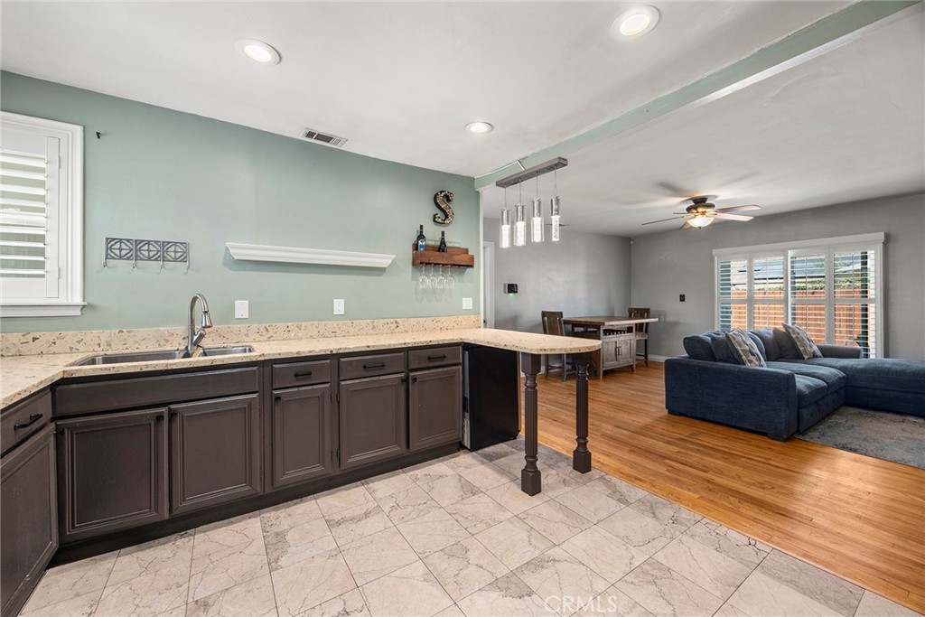 719 W Roberta Avenue