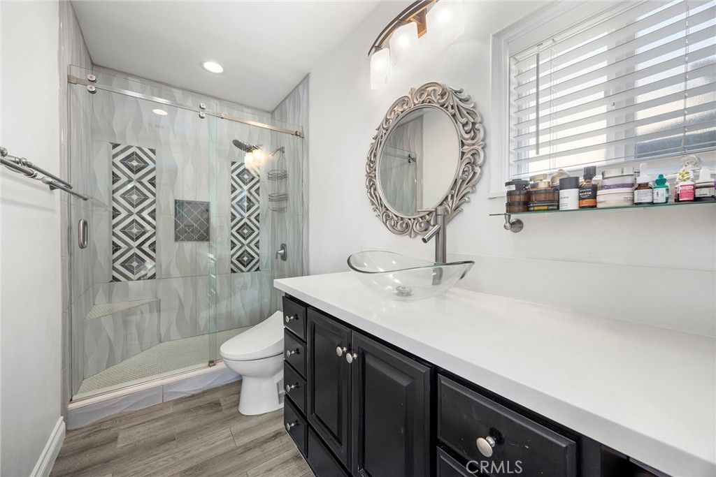 719 W Roberta Avenue