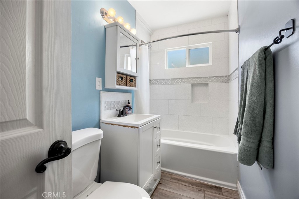 719 W Roberta Avenue