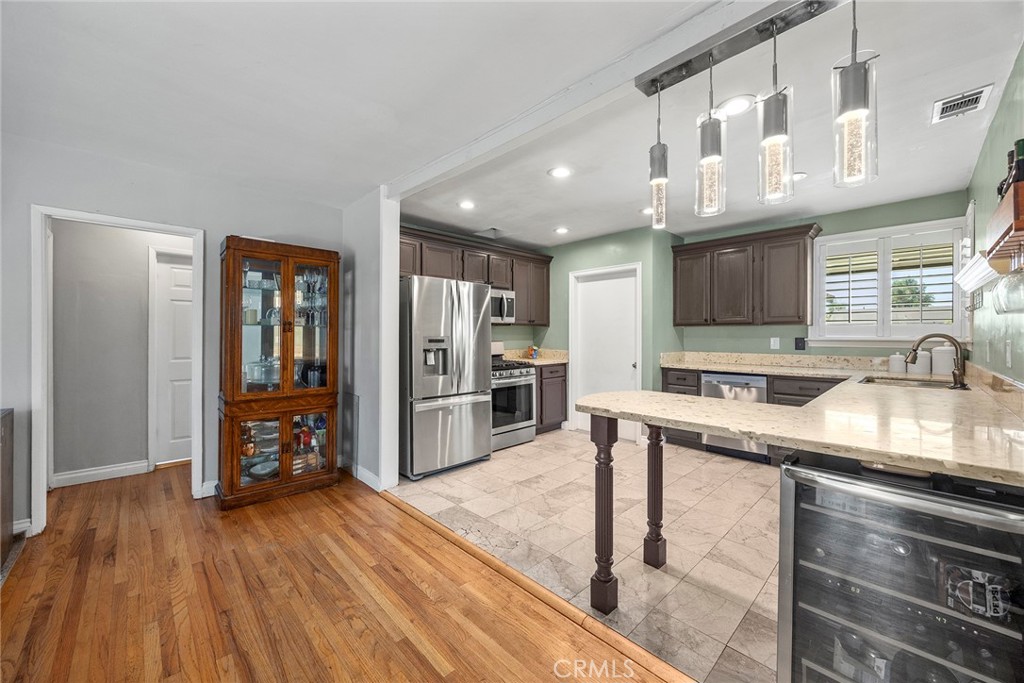 719 W Roberta Avenue