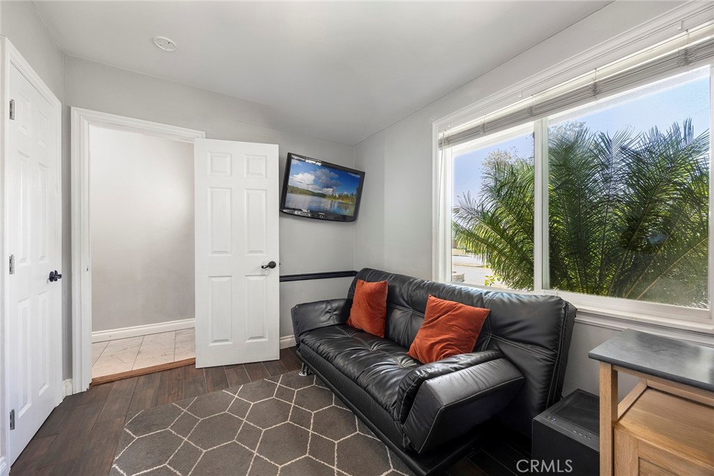 719 W Roberta Avenue