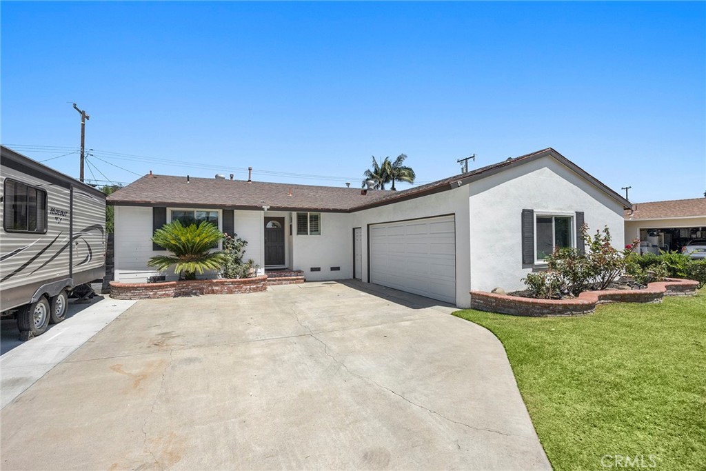 719 W Roberta Avenue