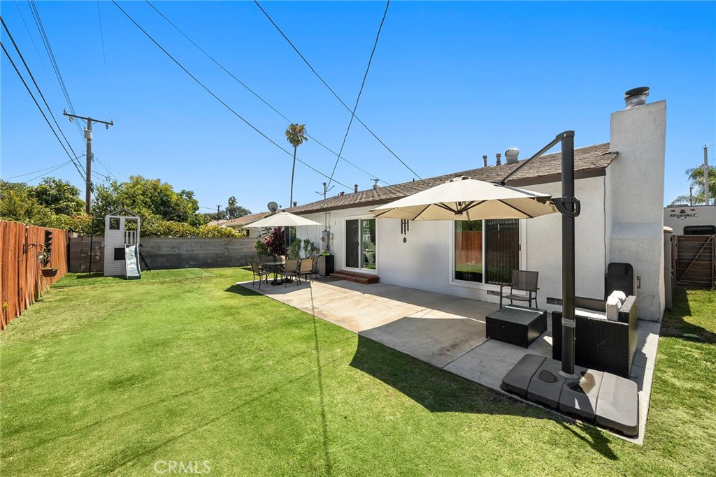 719 W Roberta Avenue