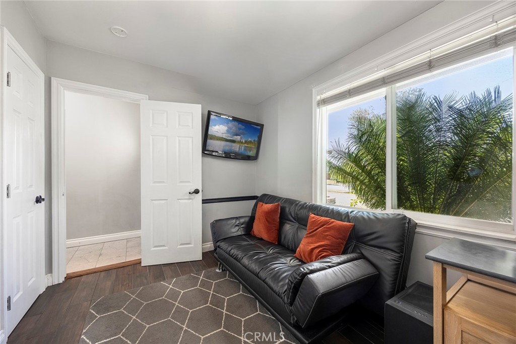 719 W Roberta Avenue