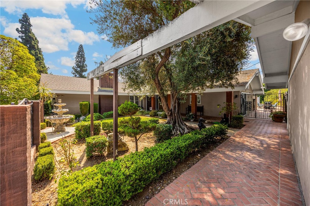 2711 Anacapa Place