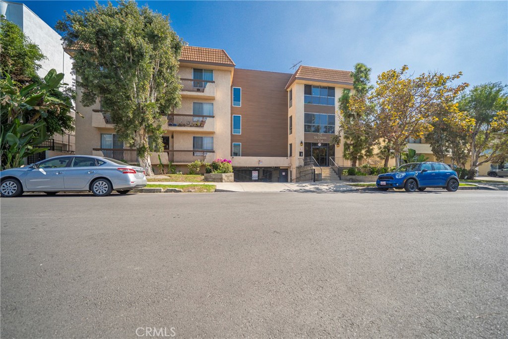 104 S Hayworth Avenue 204