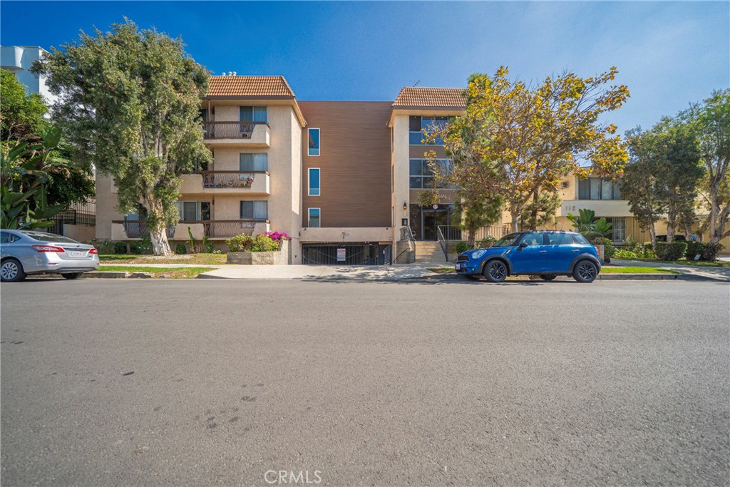 104 S Hayworth Avenue 204