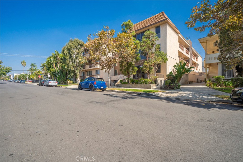 104 S Hayworth Avenue 204