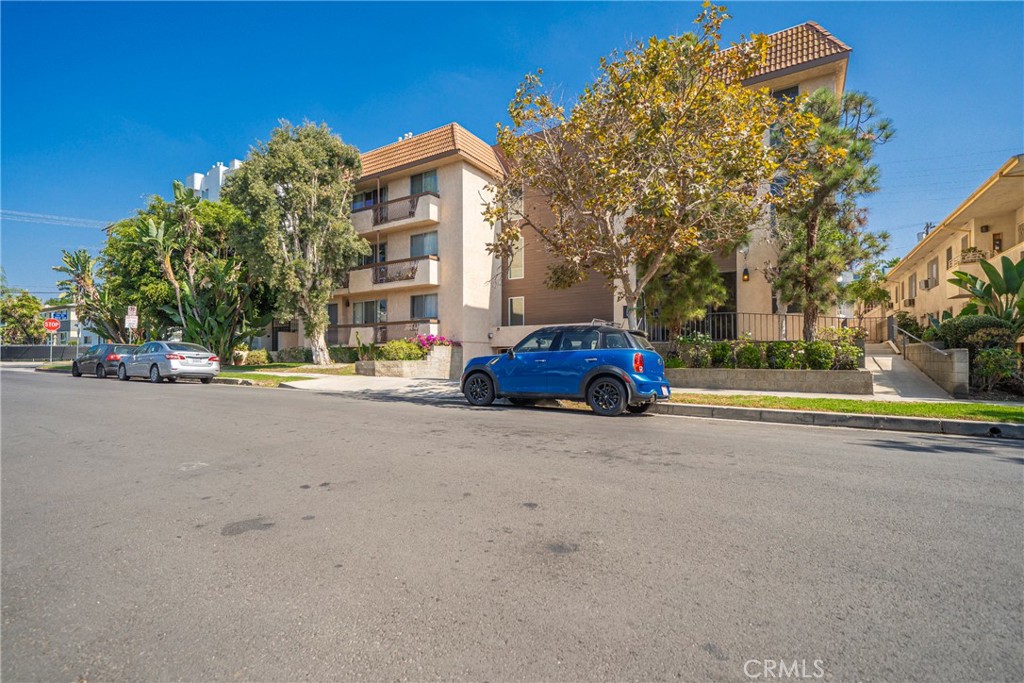 104 S Hayworth Avenue 204