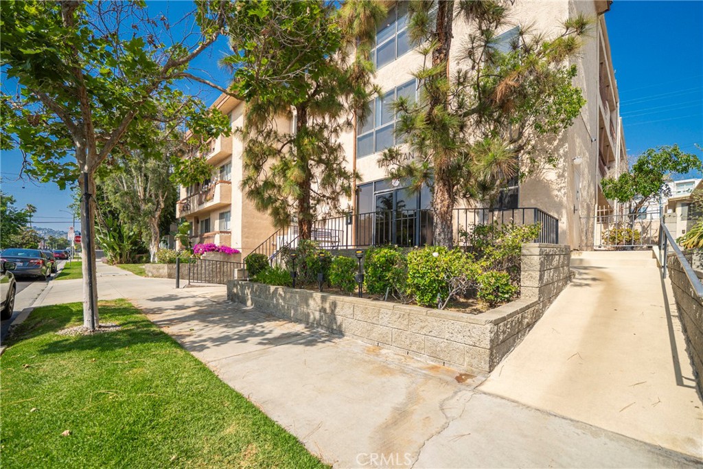 104 S Hayworth Avenue 204