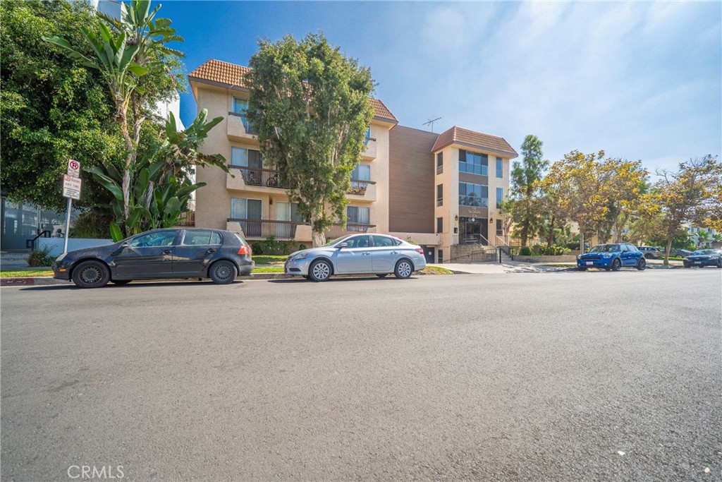 104 S Hayworth Avenue 204