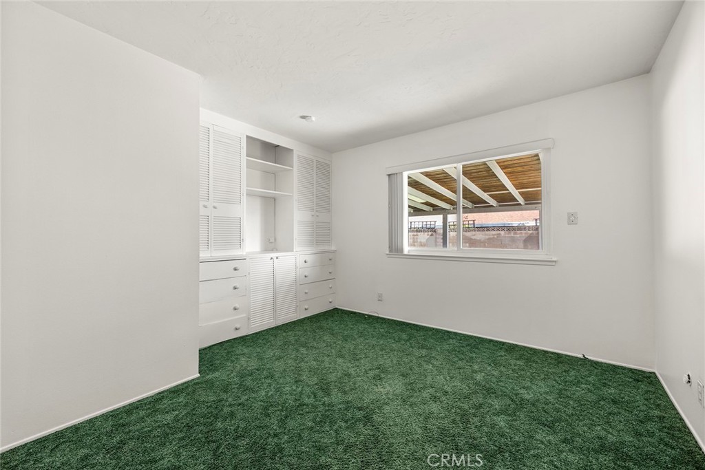 2679 N Glenside