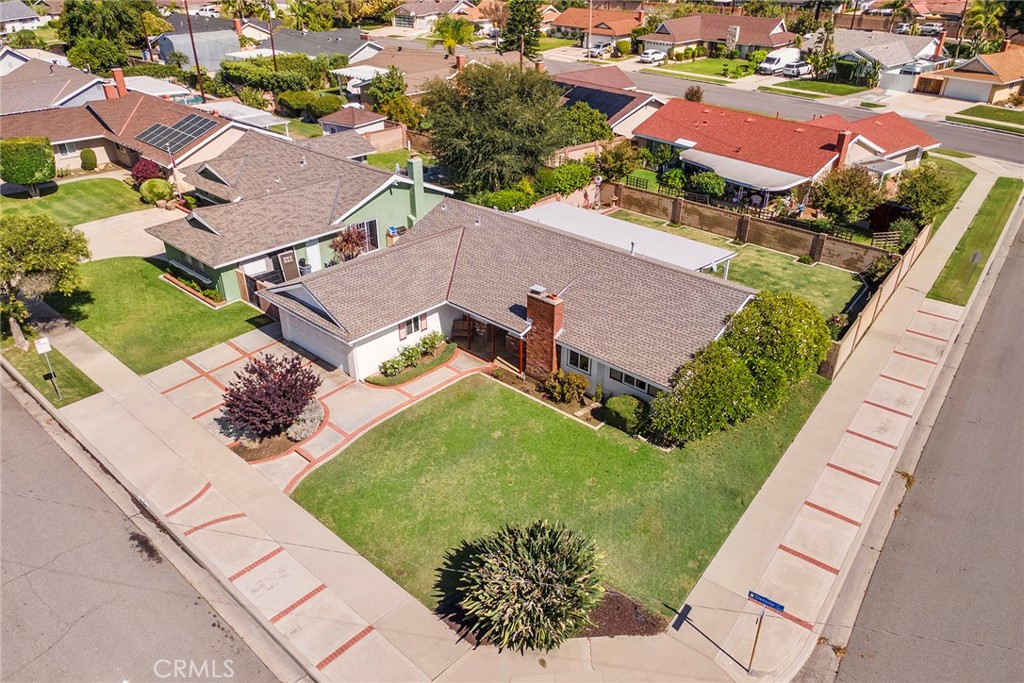 2679 N Glenside