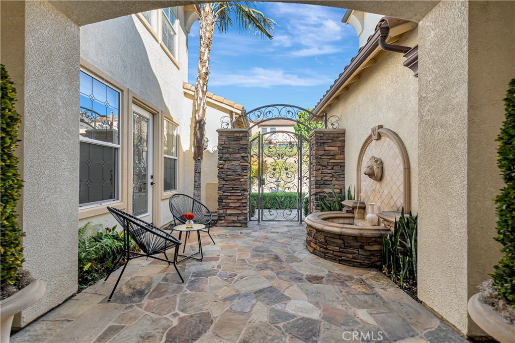 1142 Soto Place