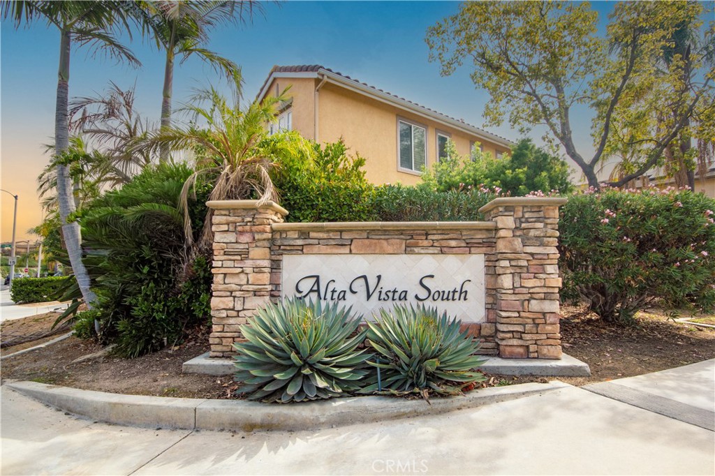 1142 Soto Place