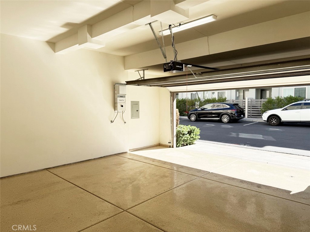 1508 W Artesia