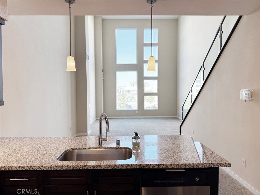 1508 W Artesia