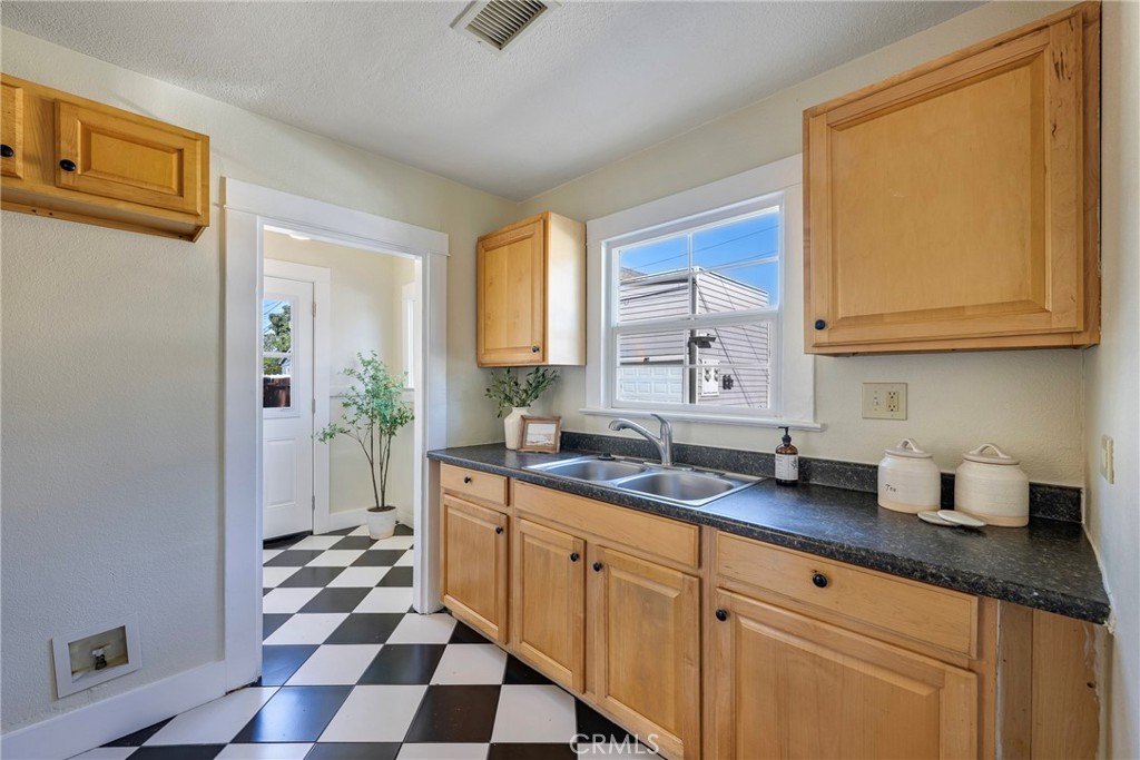 911 E Commonwealth Ave