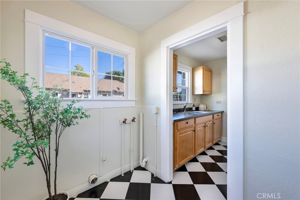 911 E Commonwealth Ave