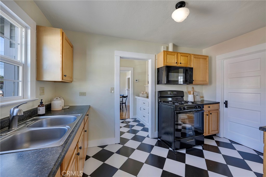 911 E Commonwealth Ave