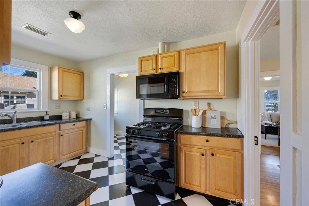 911 E Commonwealth Ave