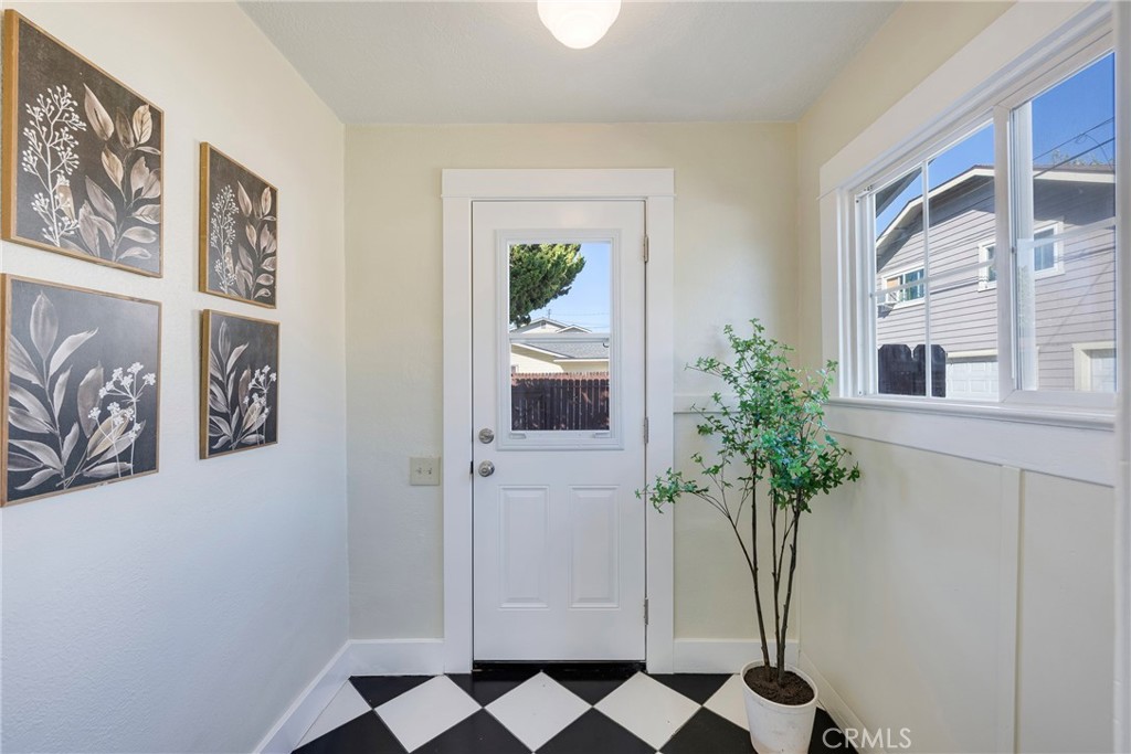 911 E Commonwealth Ave