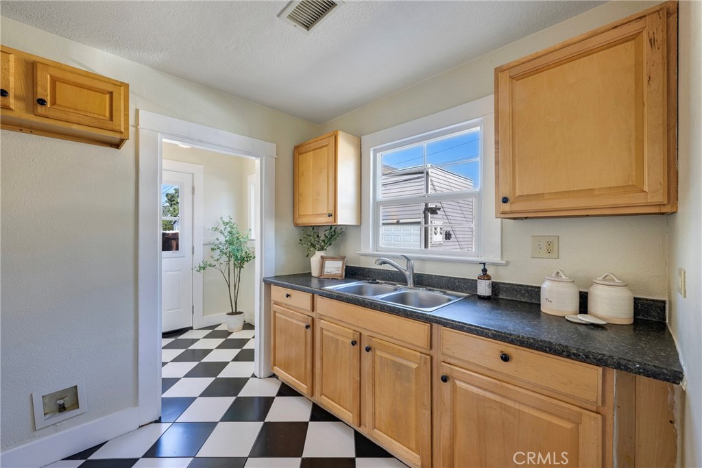 911 E Commonwealth Ave