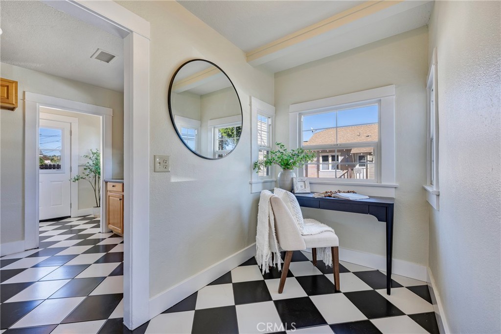 911 E Commonwealth Ave