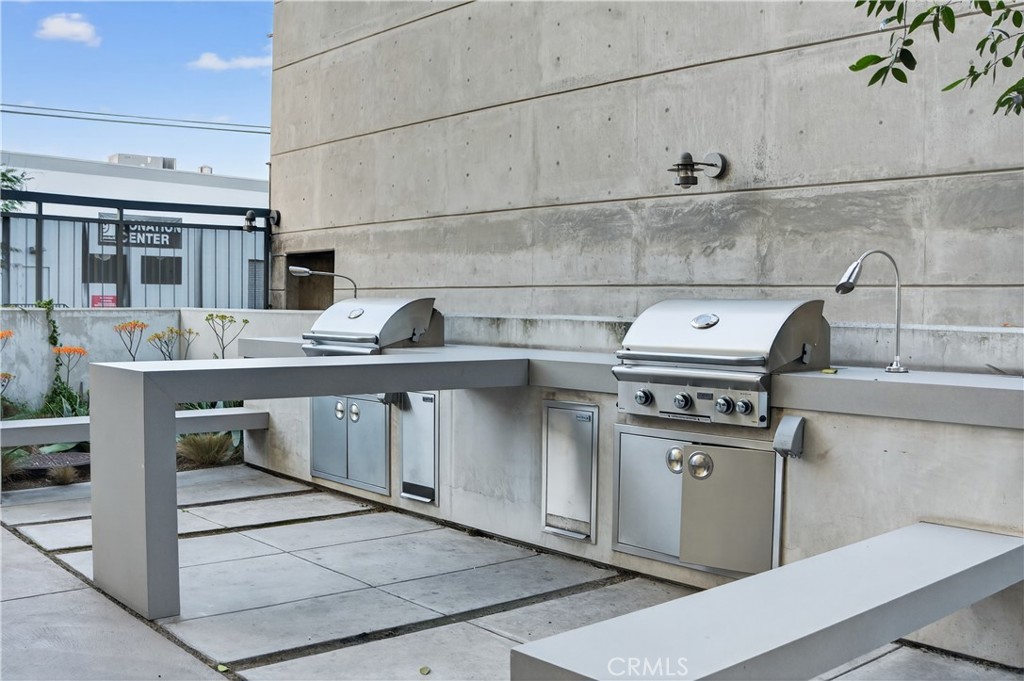 200 N San Fernando