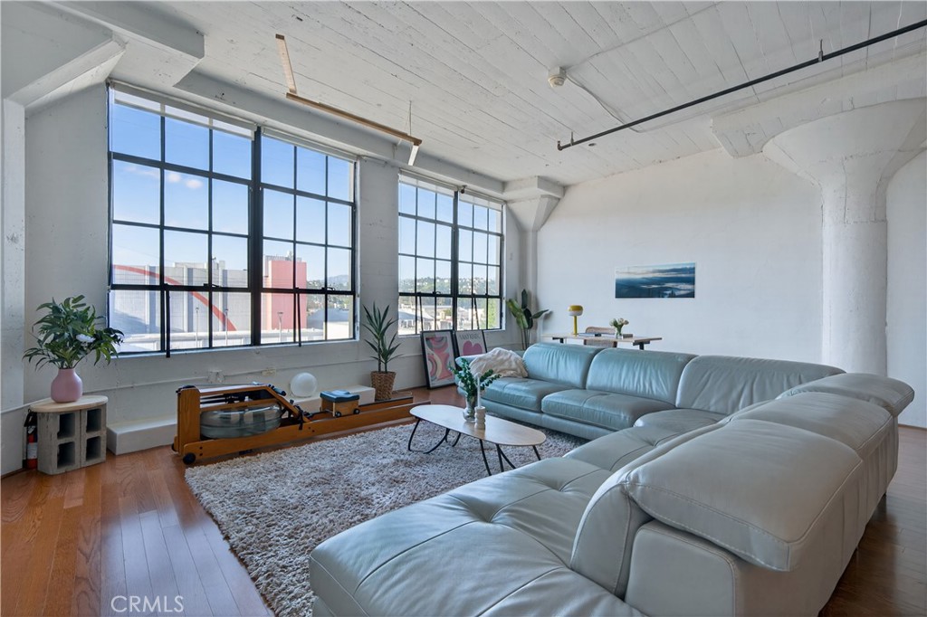 200 N San Fernando