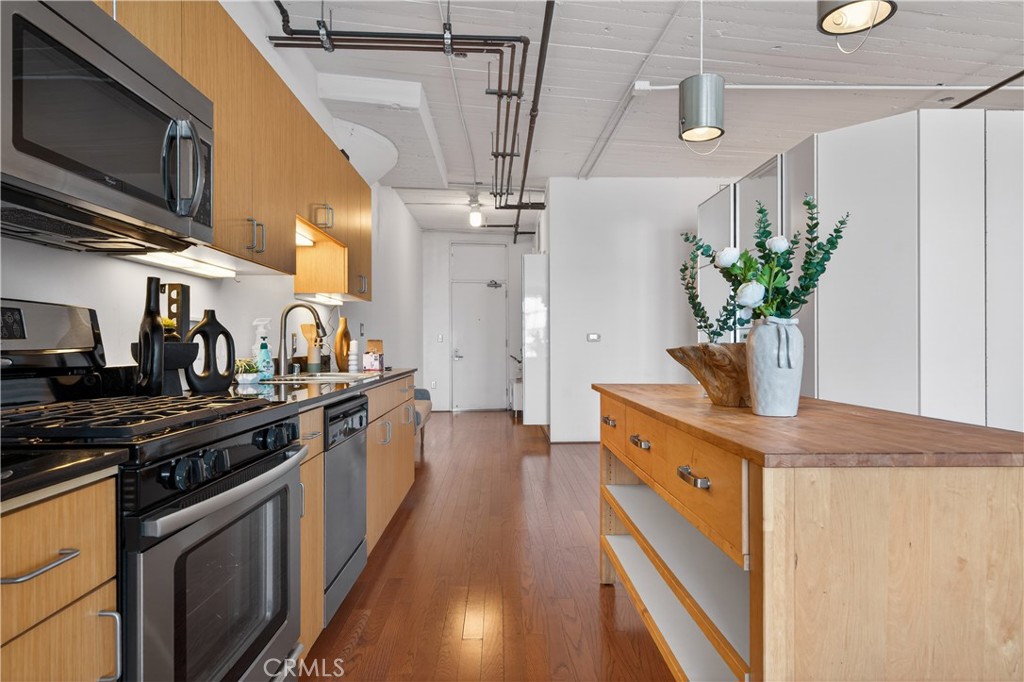 200 N San Fernando