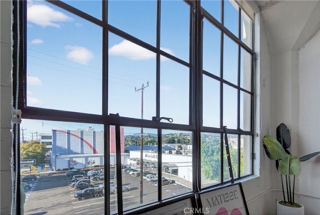200 N San Fernando