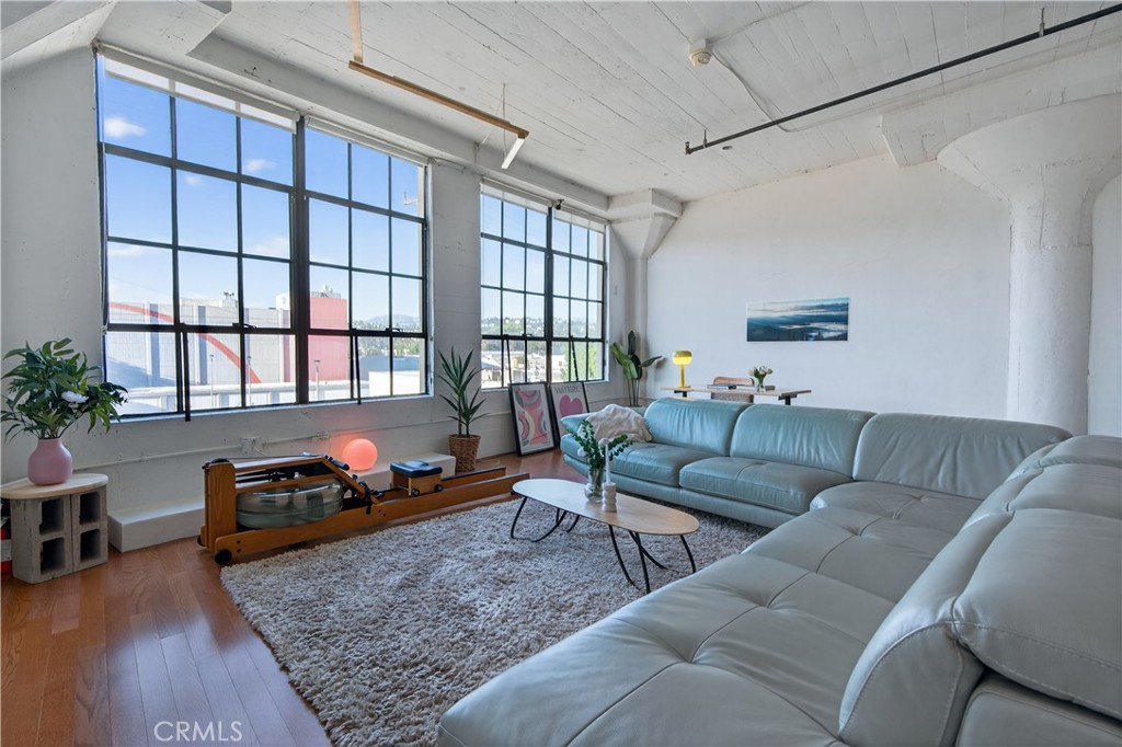 200 N San Fernando