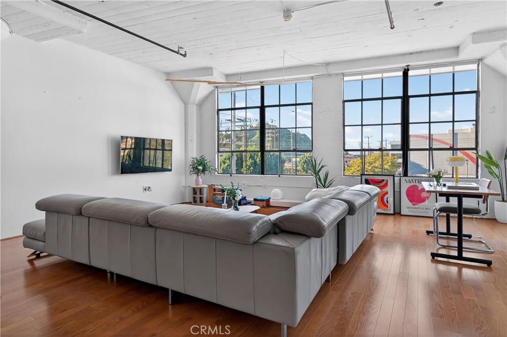 200 N San Fernando